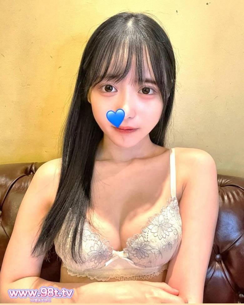 FC2PPV-4511145-【究極】♂弁護士×♀モデル=S級18歳! 怖がる新人アイドルに中出し2連発+口内射精